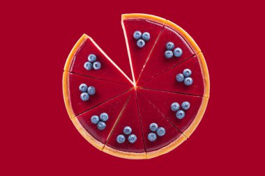 Cheesecake kırmızı bir arka plan üzerinde yaban mersini ile grafik