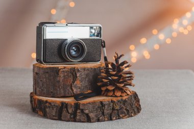 kompozisyon kamera ve hafif bir arka plan ile masada ahşap daire