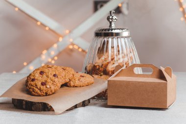 çilek, banka ve üç pasta sır, ambalaj ile kompozisyon tanımlama