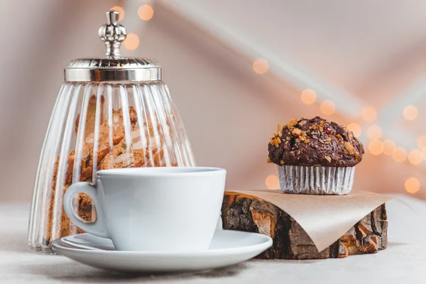 Composición de la mesa con una taza de café y pchenem sobre fondo claro —  Fotos de Stock