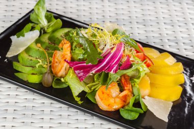 mango ve hafif bir arka plan üzerinde karides salatası