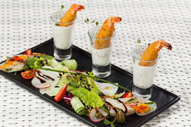 fondip bardakları içinde çeşitli atıştırmalıklar