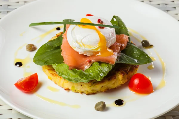 Uovo in camicia con salmone, pomodoro e spinaci — Foto Stock