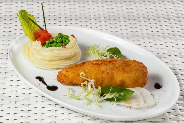 Pollo Kiev con purè di patate. filetto ripieno burro succoso, formaggio e verdure su un piatto bianco — Foto Stock