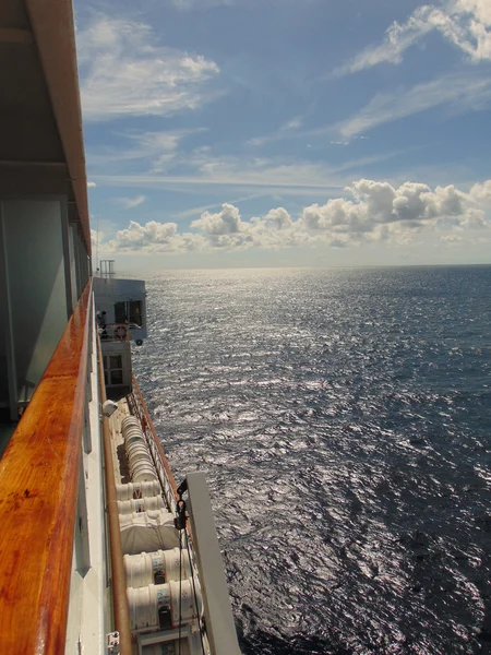 Image representing the side of the detail of a ship in a sea during calm day. Ideal for catalogs, information and travel guides. — Stock Photo, Image