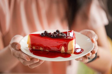 Elinde meyveli taze peynirli kek tutan kadına yakın durun.