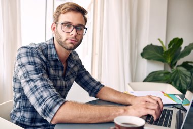 Kameraya bakarak kendi kendine çalışan girişimci