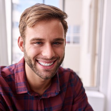 mutlu genç yetişkin kare portre kadar kapatın