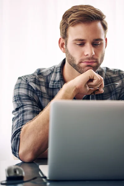 Young self employed writer working on his laptop — Stock Photo, Image