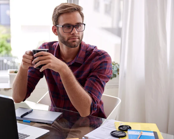 Professionele fotograaf kijken uit naar de kant — Stockfoto