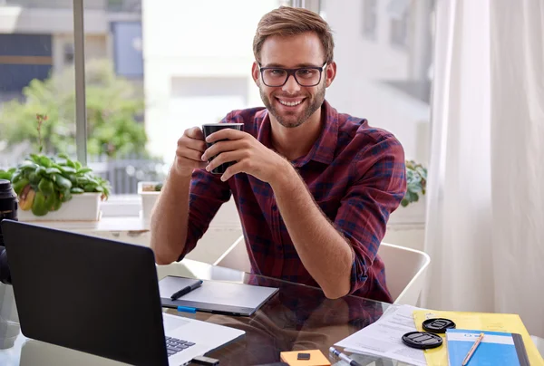 Professionele fotograaf camera kijken — Stockfoto