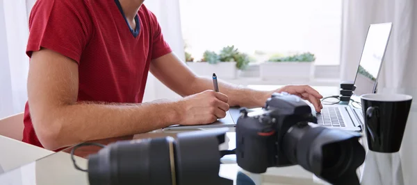 Male photographer retouching images — Stock Photo, Image