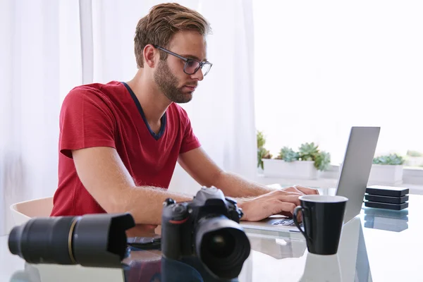 Professional photographer busy working — Stock Photo, Image