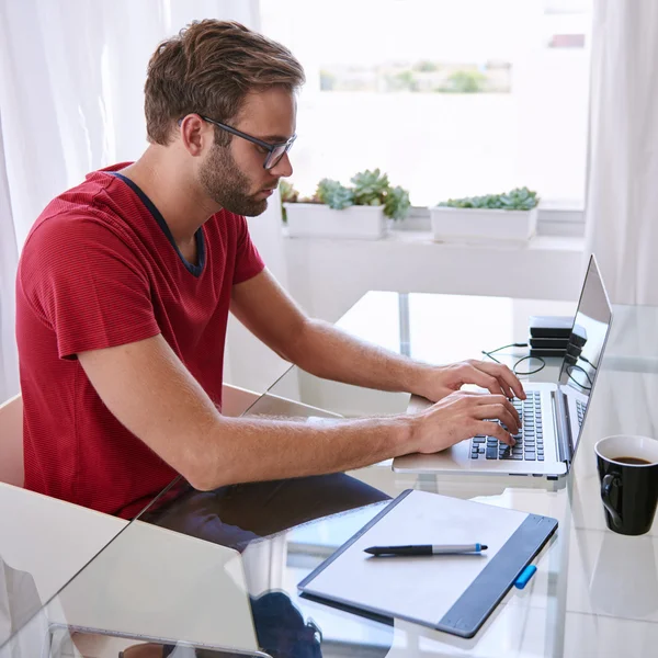 Professionell i röd tröja upptagen att skriva — Stockfoto