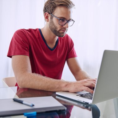 Teen öğrenci meşgul çalışma