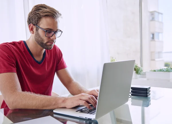 Giovane studente impegnato a digitare — Foto Stock