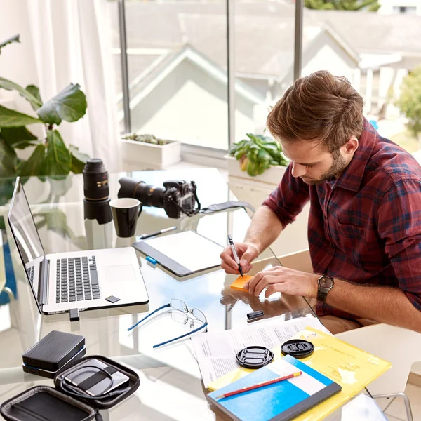 Empresário ocupado tomando notas — Fotografia de Stock