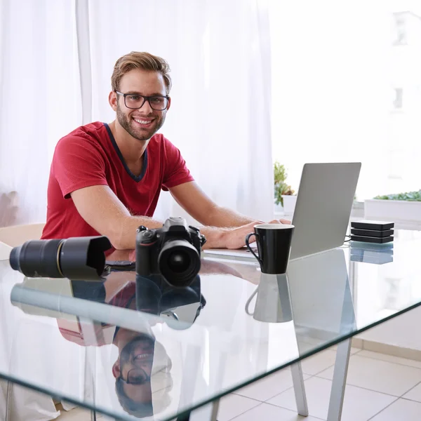 Fotografo professionista guardando la fotocamera — Foto Stock