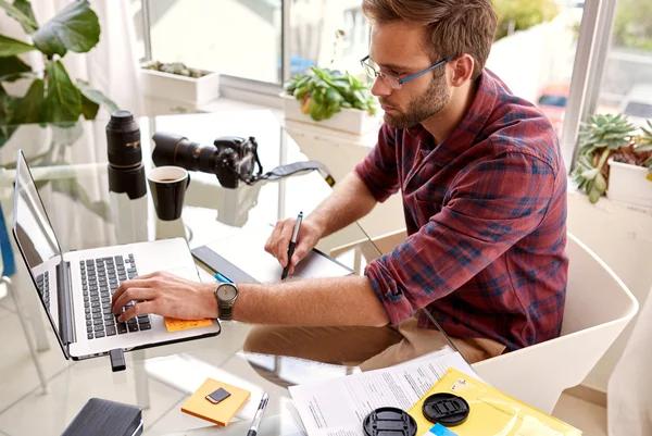 Fotograf retuschiert auf neuem Laptop — Stockfoto