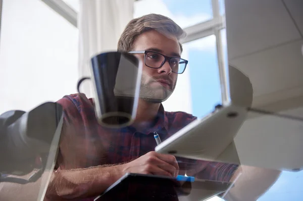 Fotógrafo masculino profesional trabajando — Foto de Stock