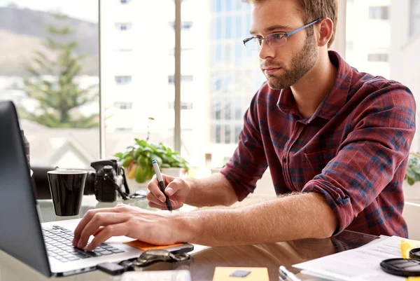 Professionele fotograaf retoucheren van afbeeldingen — Stockfoto