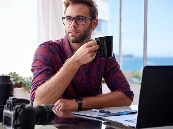 Professionele fotograaf kijken uit naar de kant — Stockfoto