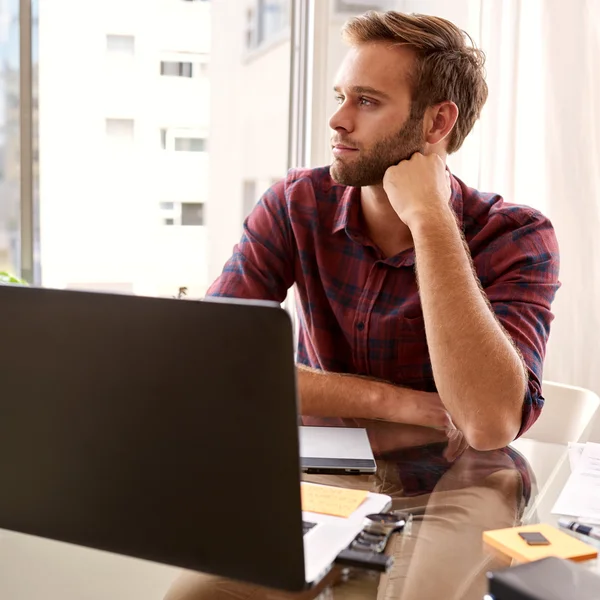 Profesional descansando con la cabeza en la mano — Foto de Stock