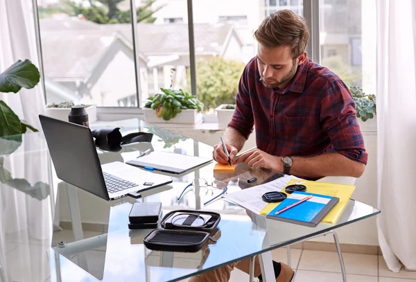 Geschäftsmann macht sich Notizen — Stockfoto