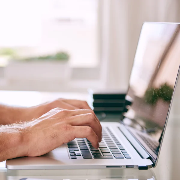 modern dizüstü bilgisayarda çalışan eller