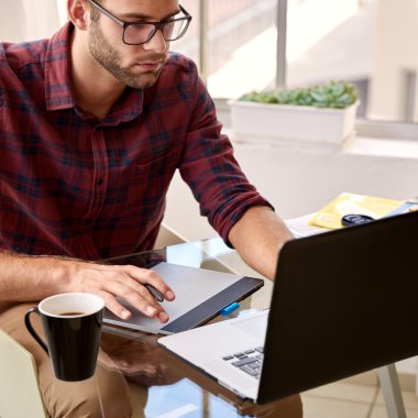 profesyonel fotoğrafçı fotoğraf rötuş meşgul