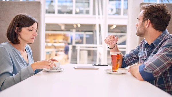 Heterosexual couple showing no interest towards each other — Stock Photo, Image