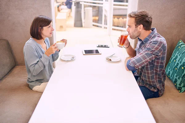 Bien vestido caucásico hombre y mujer tomando bebidas juntos — Foto de Stock