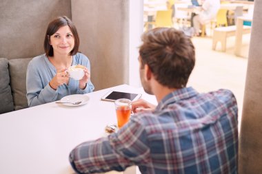 Erkek ve kadın birlikte içki içiyorlar.