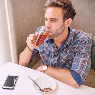 iyi loking adam alarak çayını kafede yudum