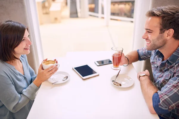 Gamla vänner att ha ett bra samtal i modernt kafé — Stockfoto