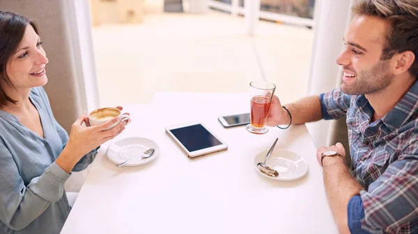 Gamla vänner att ha ett bra samtal i modernt kafé — Stockfoto