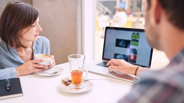 Σφιχτή πυροβολισμό γυναίκας που βλέπουν το laptop πάνω από επανδρώνει ώμου — Φωτογραφία Αρχείου