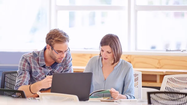 Studentów pracujących w bibliotece publicznej — Zdjęcie stockowe