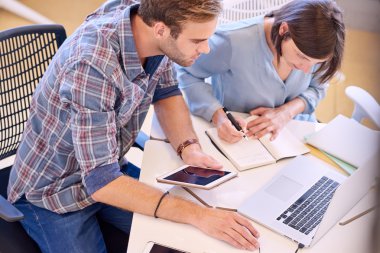 Kadın onun not defterinde bir listesi yapma