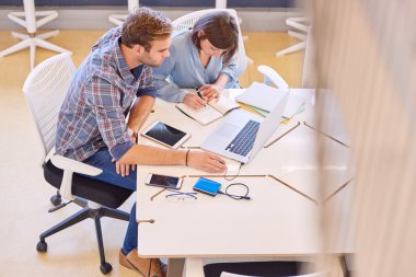 iş adamı ve birlikte çalışan kadın