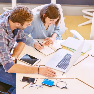 onun tablet üzerinde çalışan iş adamı 