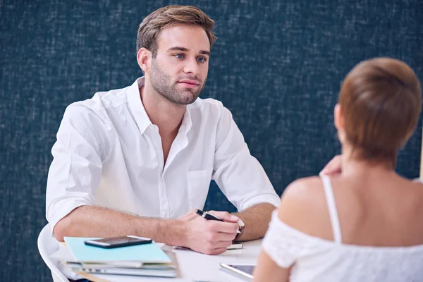 Meeting between man and woman about small business startups together — Stock Photo, Image