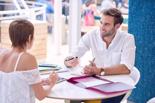 Restoranda kadın iş ortağından notlar alan işadamı
