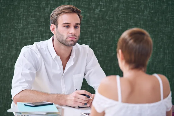 Male mentor tutoring his female student in local coffee shop — Stock Photo, Image