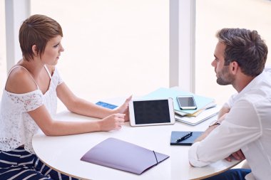 Tablet ekranında erkek partner bilgilerini gösteren kadın yaratıcı