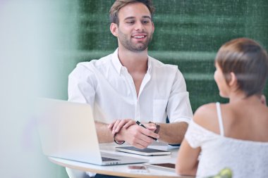 Sabah iş toplantısında beyaz erkek ve kadın arasındaki etkileşim