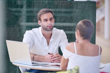 Rehberlik bilgili erkek akıl hocası ve parlak kız öğrenci arasında