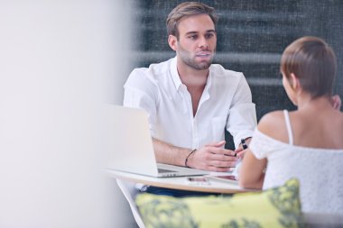 Onunla çalışmak için işadamı meşgul görüşme potansiyel kadın işçiye