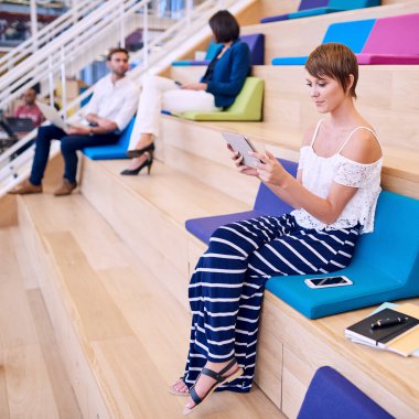 Onun tablet üzerinde çalışan genç oldukça beyaz kız öğrenci