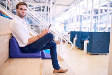 Yakışıklı beyaz adam kameraya el cep telefonu ile bakan